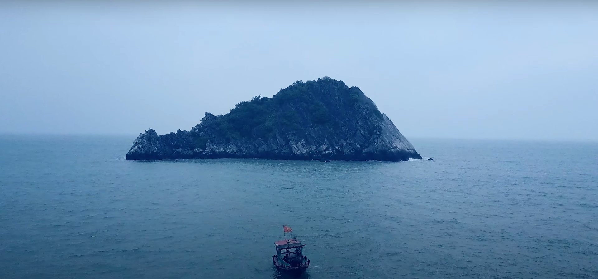 Hình ảnh cờ Việt Nam tung bay trên video xu hướng màu 2024 của Benjamin